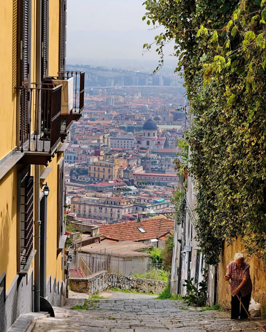 Urban Trekking in Naples: from the Hill to the Old Town